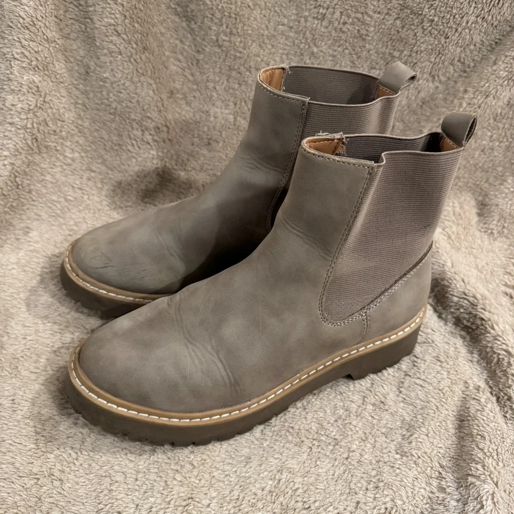 DV Dolce Vita Lobera Taupe Grey Chelsea Lug Sole Ankle Boots‎ Womens 6